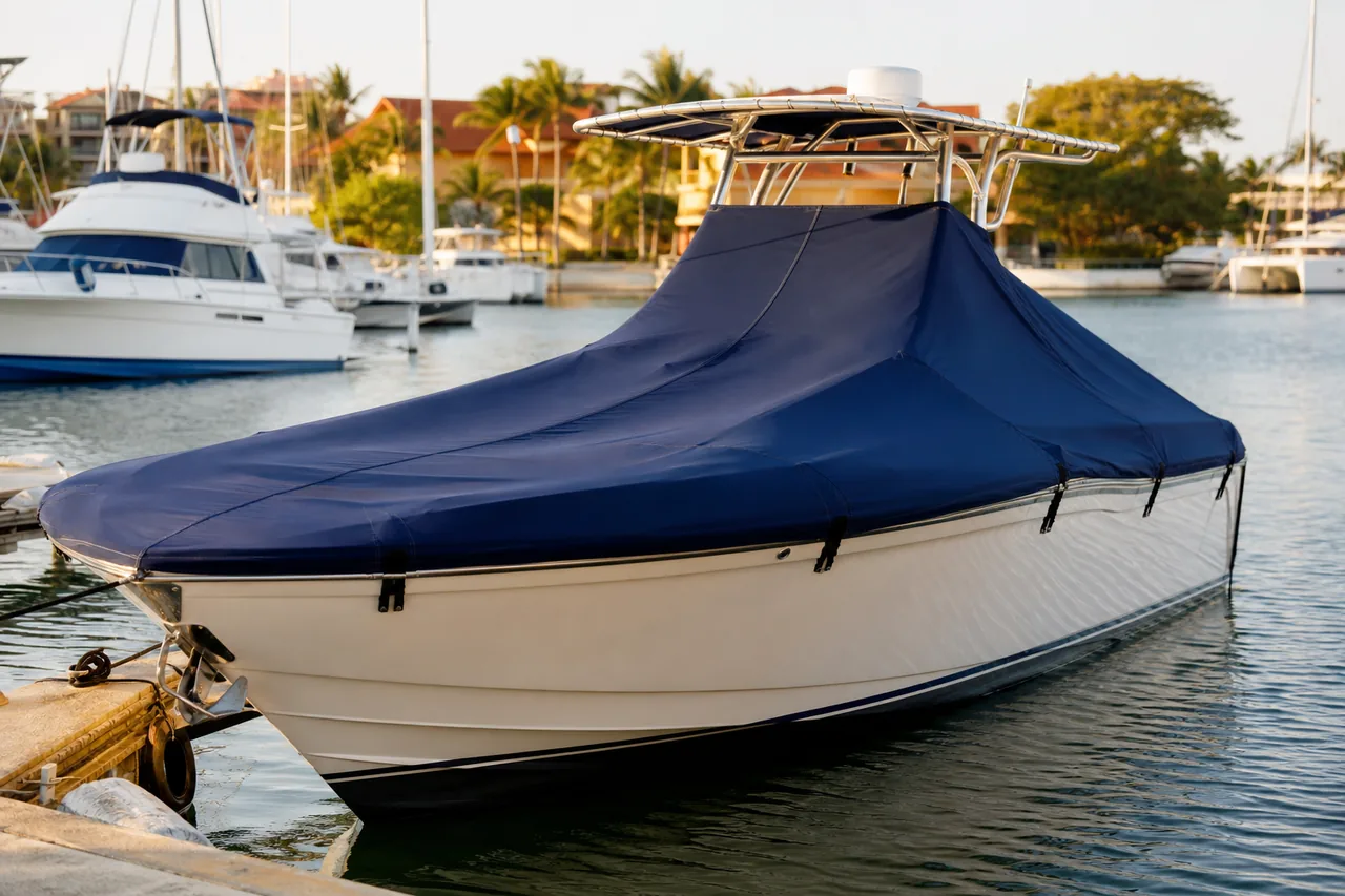 Forro azul marino hecho a medida instalado sobre un bote en una marina