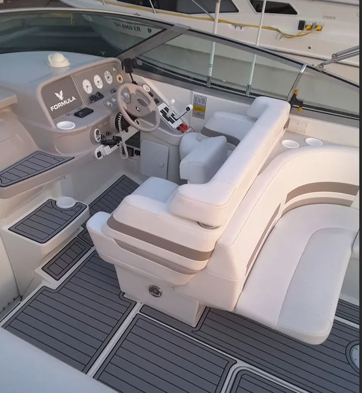 Tapicería blanca y gris en la cabina de un bote deportivo