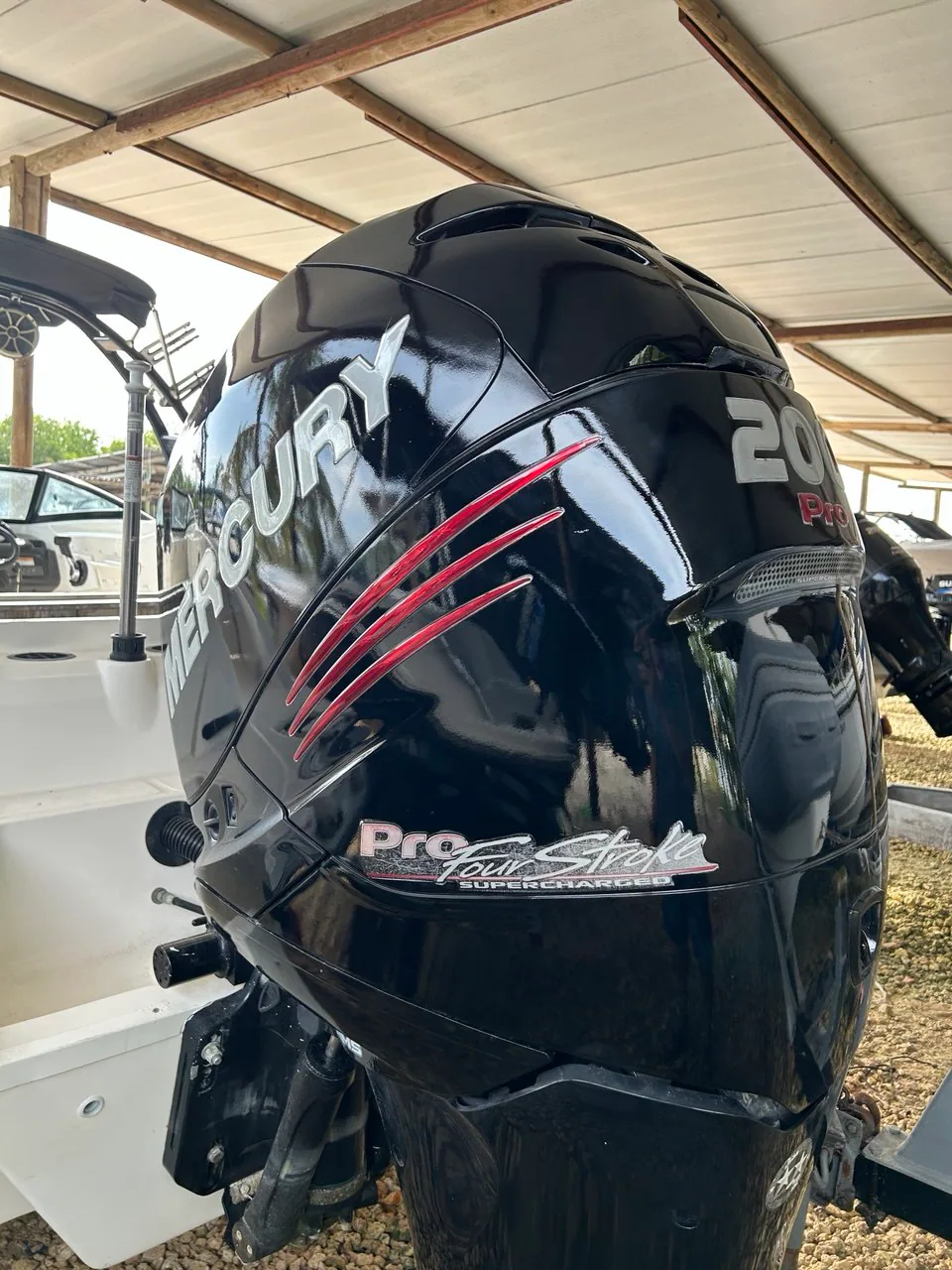 Tapa del motor fuera de borda de Abracchi II después de su proceso de pintura