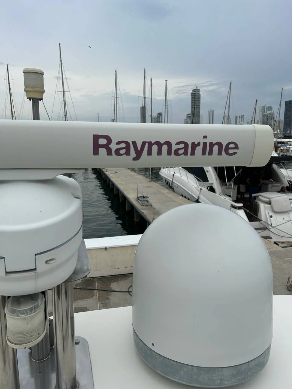 Radar y accesorios del yate HAYA antes de la pintura