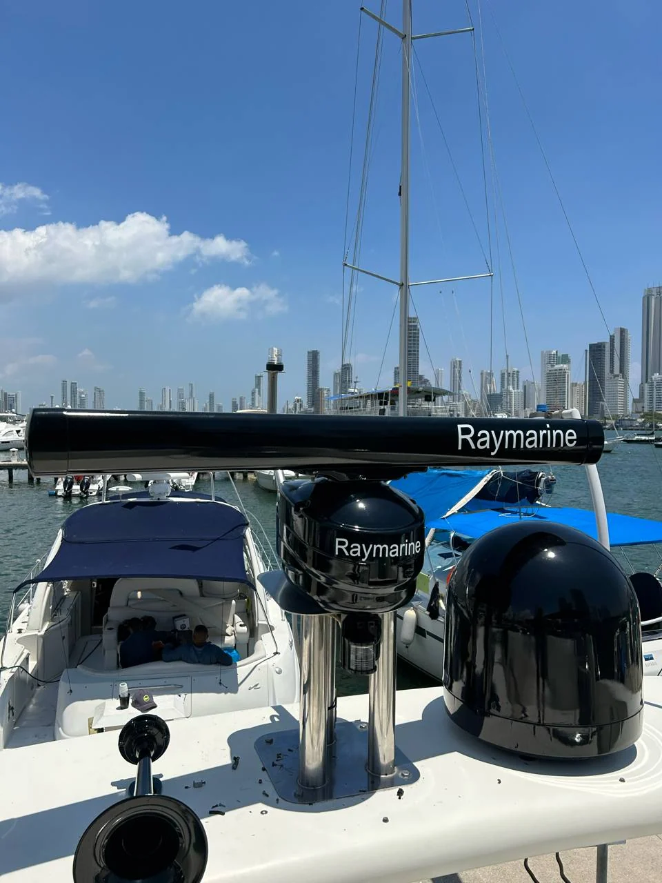 Radar y accesorios del yate HAYA después de la pintura negra