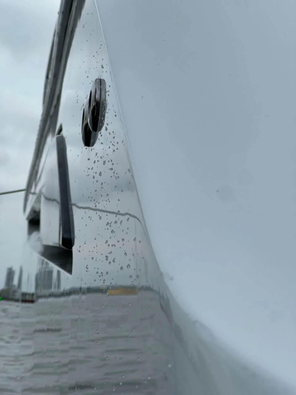 Gotas de agua sobre el gelcoat protegido del yate Le Meridiem