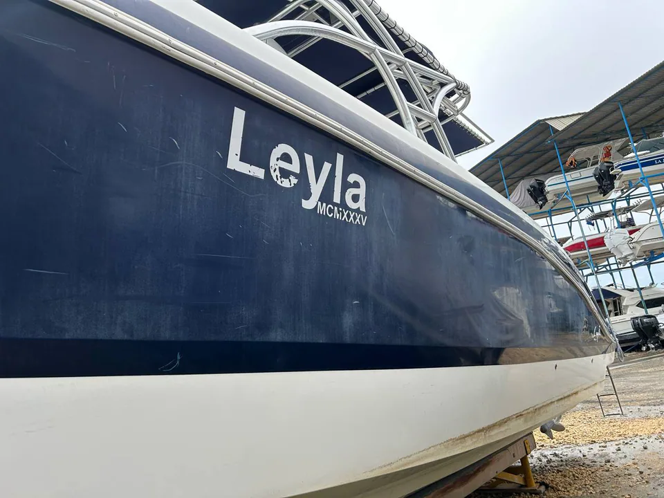 Costado del bote Leyla Tuna 380 antes del pulido integral