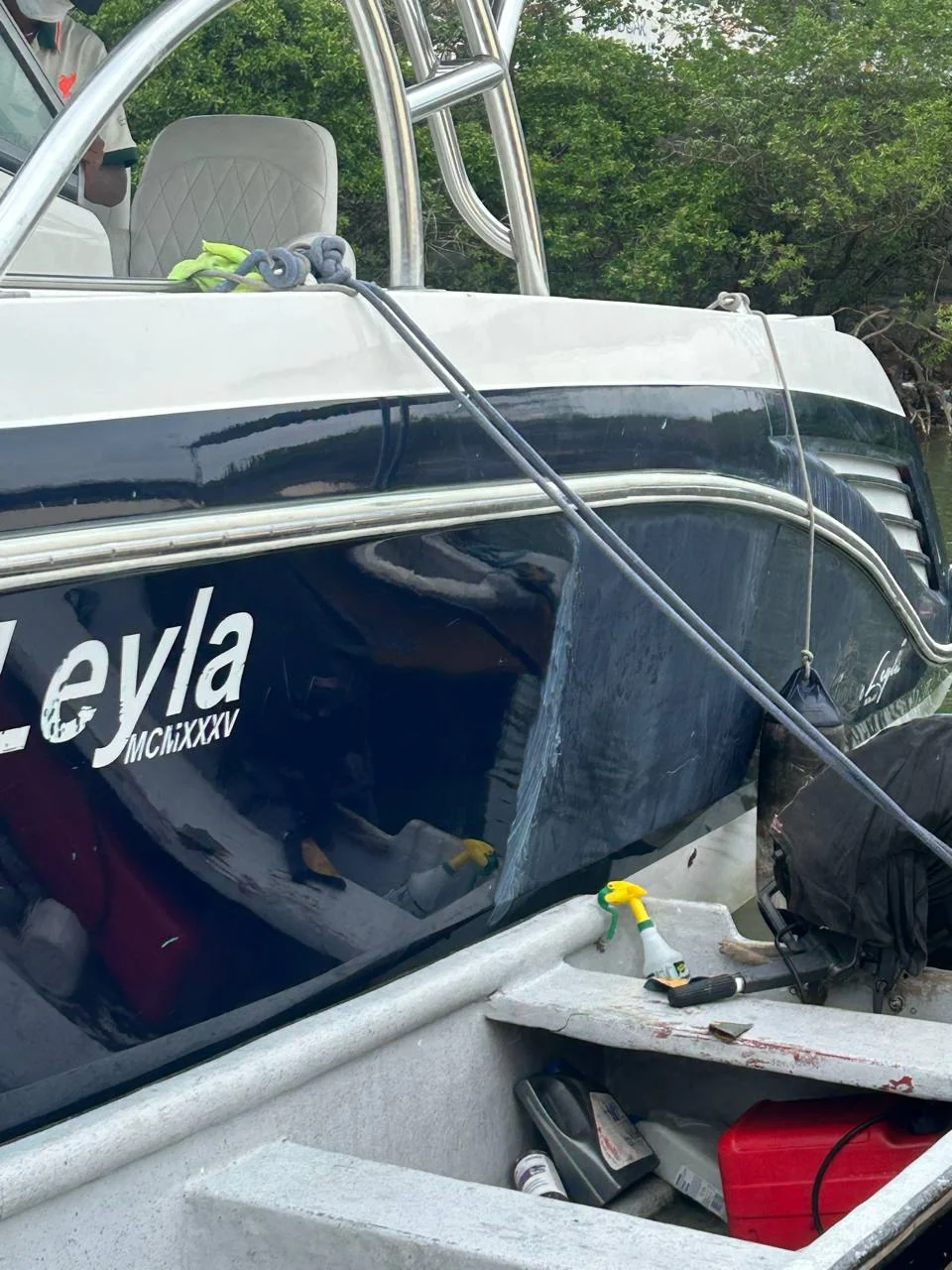 Costado brillante del bote Leyla Tuna 380 después del pulido integral