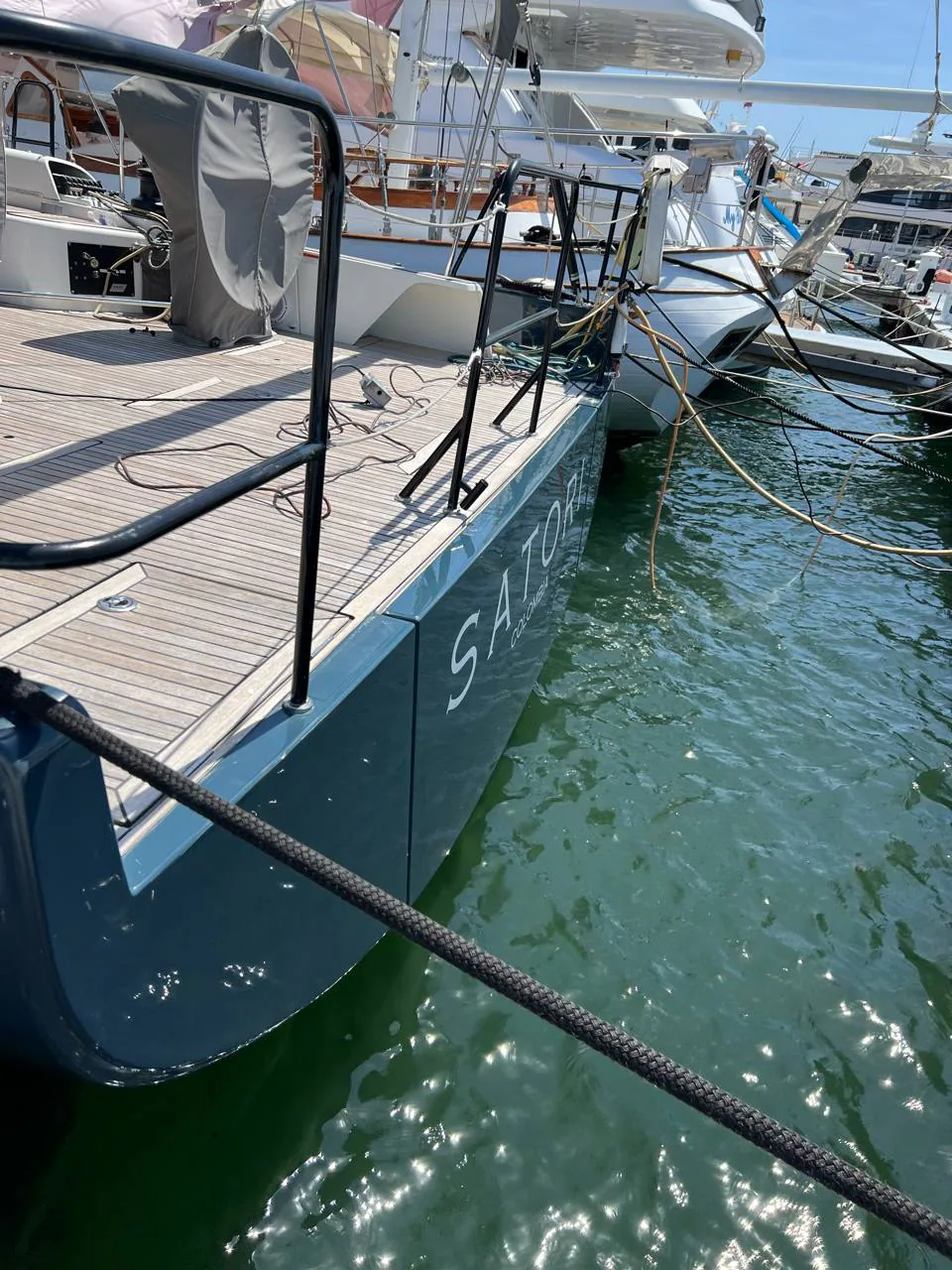 Resultado del pulido integral en el costado del velero Satori