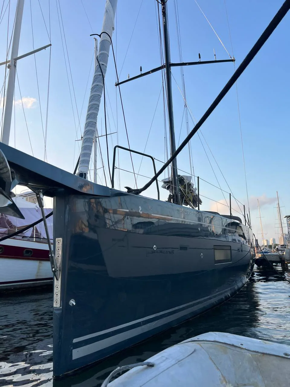 Gelcoat del velero Satori después del pulido integral en Cartagena