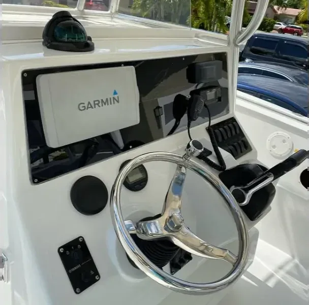 Marine electrical and air conditioning service for a boat in Cartagena